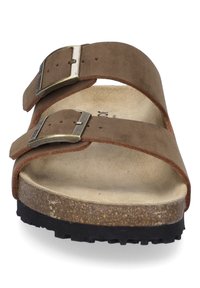Sandales en cuir marron avec deux sangles réglables et boucles en bronze, dotées d'une semelle intérieure en liège texturé et d'une semelle extérieure en caoutchouc noir.