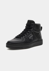 Czarne sneakersy typu high-top wykonane z gładkiej skóry, z okrągłym przodem, płaskimi sznurówkami i akcentem z logo na boku. Teksturowana podeszwa.