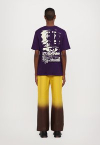 Les Benjamins SHORT SLEEVE TEE UNISEX - Print T-shirt - deep purple