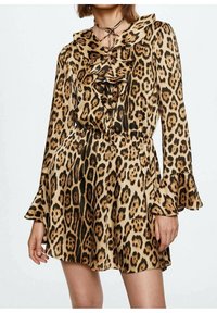 Sukienka w panterkę z satynowej tkaniny, z falbanami przy dekolcie, długimi, rozszerzającymi się rękawami oraz wcięciem w talii z elastycznym paskiem.