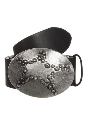 Ceinture en cuir noir avec une grande boucle ovale argentée présentant un motif en étoile composé de petits points en relief et de zones texturées.
