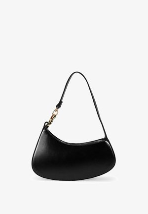 Bolso de hombro de cuero negro con un diseño curvado, textura suave y un acento de cadena en tono dorado. Presenta una única correa ajustable.