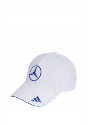 Biała czapka bejsbolowa z niebieskim logo Mercedes-Benz z przodu i niebieskim logo Adidas na daszku, widok pod kątem na jednolitym tle.