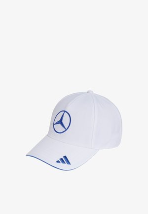 Biała czapka bejsbolowa z niebieskim logo Mercedes-Benz z przodu i niebieskim logo Adidas na daszku, widok pod kątem na jednolitym tle.