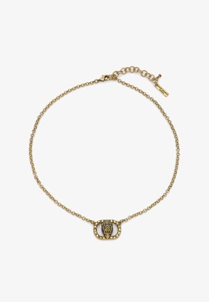 Collier chaîne en or avec un pendentif ovale orné présentant un design de main en relief détaillé et de petits accents décoratifs.