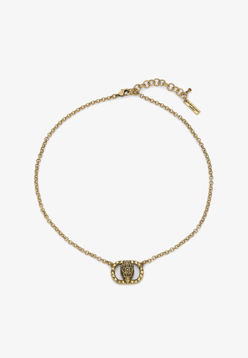 Gouden ketting met een ovaalvormige hanger met een gedetailleerd, verhoogd handontwerp en kleine decoratieve accenten.