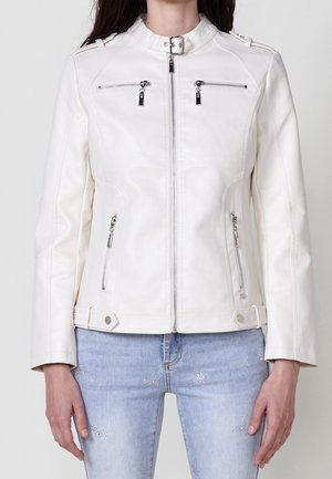 Weiße Lederjacke mit Reißverschluss und vier vorderen Reißverschlusstaschen, getragen zu hellblauen Jeans mit kleinen Sternmotiven.