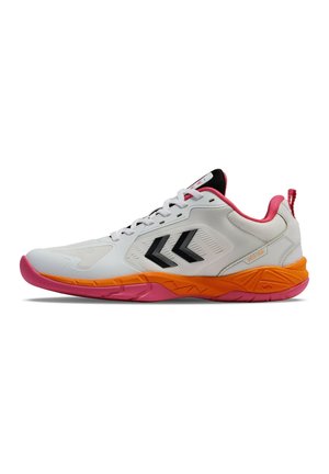 Chaussures de sport blanches avec un logo noir, des accents orange et rose, un matériau texturé, et une semelle en caoutchouc à motifs pour une bonne adhérence.