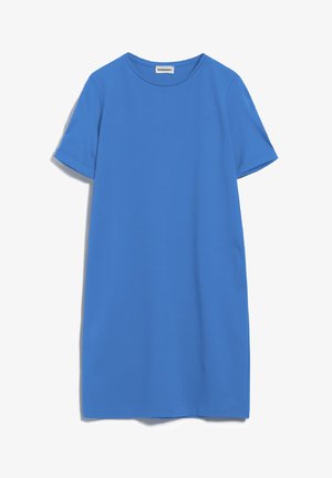Vestito casual solido blu a maniche corte con scollo rotondo e polsini delle maniche leggermente arrotolati, appeso su sfondo bianco.