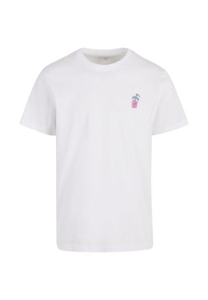 Camiseta de algodón blanca con mangas cortas y cuello redondo. Decorada con un pequeño gráfico colorido de una bebida en el lado izquierdo del pecho.