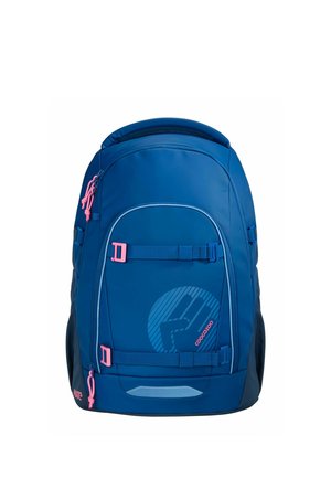 Sac à dos bleu avec curseurs de fermeture éclair et boucles roses, sangles frontales et un logo circulaire à motif, conçu pour une utilisation scolaire ou en plein air.