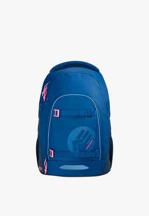 Blauer Rucksack mit pinkfarbenen Reißverschlussanhängern und Schnallen, Frontgurten und einem kreisförmigen Muster-Logo, entworfen für Schule oder Outdoor-Einsatz.