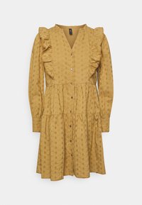 Vestido amarelo mostarda com mangas longas, detalhes de ombros em babados, fecho frontal com botões e saia em camadas com padrões florais bordados.