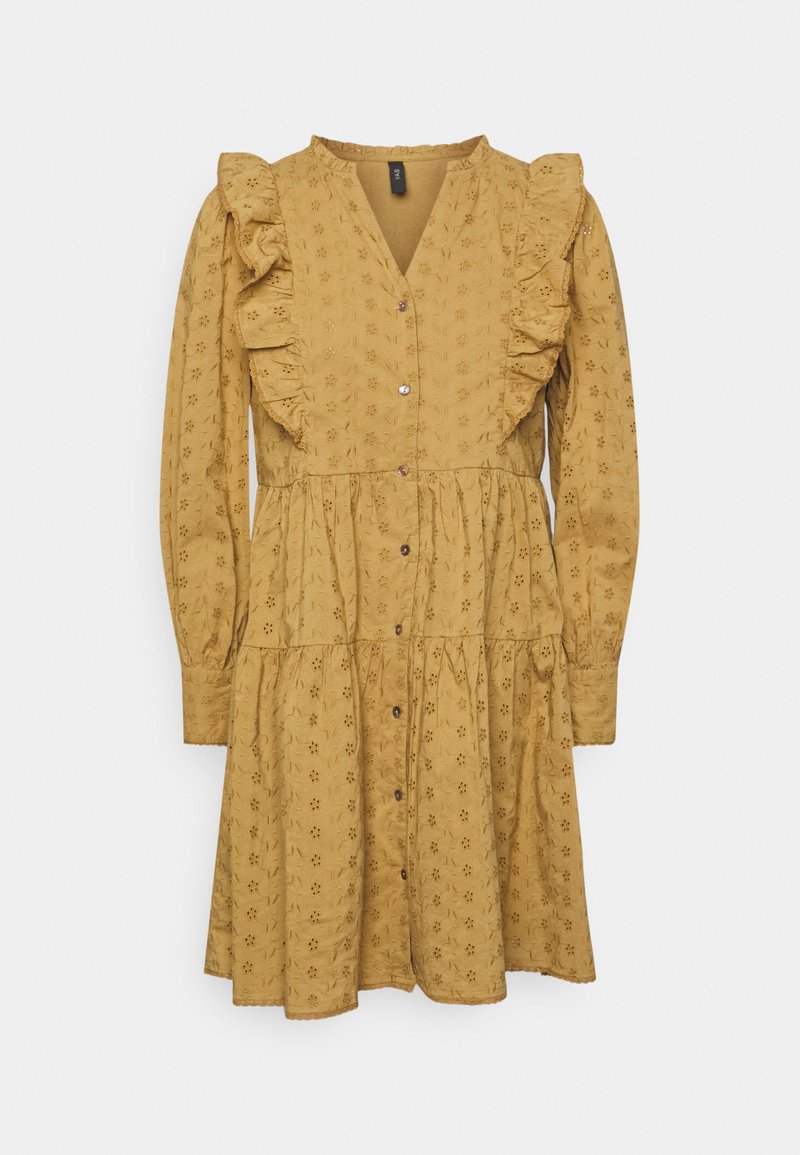 Vestido amarelo mostarda com mangas longas, detalhes de ombros em babados, fecho frontal com botões e saia em camadas com padrões florais bordados.