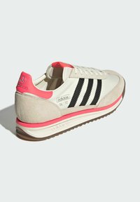 Sněhorky Adidas SL '72 s krémovým koženým svrškem, černými pruhy, růžovým akcentem na patě a hnědou gumovou podrážkou. Semišové detaily vzadu.