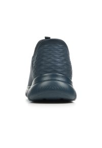 Marineblaue Sportschuhe mit strukturiertem Obermaterial, glattem, abgerundetem Sohlen und einer Schlaufe an der Rückseite für ein einfaches Anziehen.