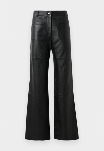 Calças largas de couro preto com bolsos frontais e fecho de botão. O material é suave, com um ligeiro brilho e detalhes de costura visíveis.