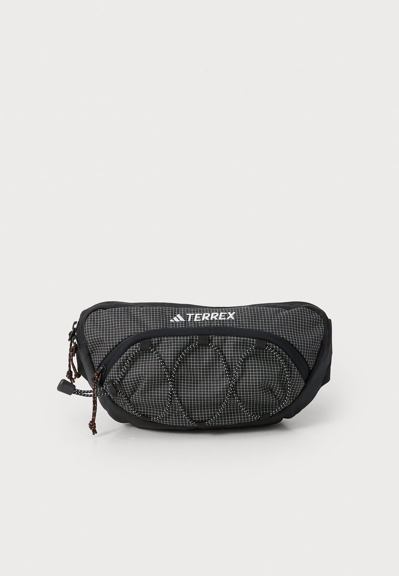 Saco preto e cinza feito de tecido texturizado com um padrão de diamante. Apresenta um fecho de correr e um cordão ajustável com um clipe.
