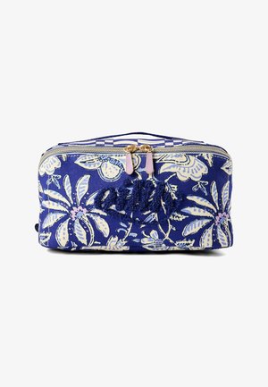 Pochette rectangulaire en tissu bleu avec motifs floraux blancs, deux tirettes de fermeture éclair roses et une petite poignée en tissu sur le dessus.