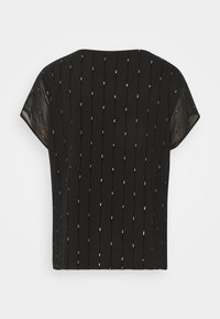 Schwarze Bluse mit kurzen Ärmeln, die mit einem transparenten Überzug und vertikalen Linien versehen ist, die durch kleine reflektierende Details hervorgehoben werden.
