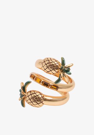 Anillo tipo wrap en tono dorado con dos piñas que presentan hojas de esmalte verde y piedras rectangulares de color ámbar a lo largo de la banda.