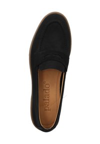 Mocassino in suede nero con punta rotonda, dotato di una fascia decorativa frontale, dettagli di cucitura e una soletta color crema. Suola in gomma visibile.