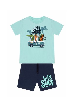 Camiseta de algodón celeste con gráfico de "Vamos a Surfear", que presenta animales y tablas de surf. Pantalones cortos azul marino con el texto "Vamos a Surfear" que hace juego.
