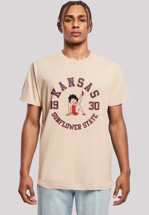 Beige Baumwoll-T-Shirt mit einem Grafikmotiv einer Frau in Rot und dem Text "KANSAS 1930 SONNENBLUMENSTAAT" in blauen Akzenten darum herum.