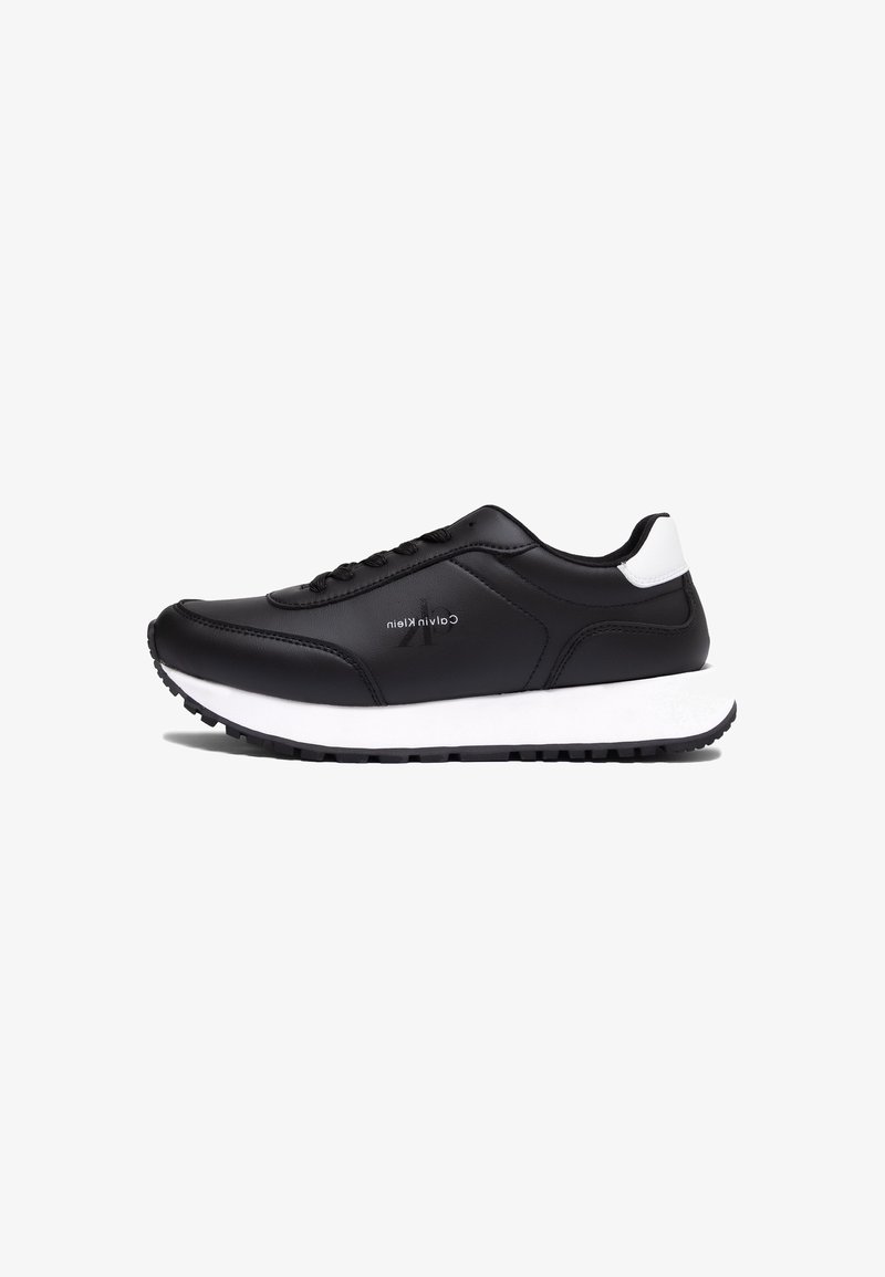 Czarne buty sportowe z gładką skórzaną cholewką, białą podeszwą środkową, czarną gumową podeszwą zewnętrzną i sznurowanym zapięciem. Logo marki po boku.