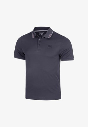 Polo de color marino hecho de tela suave, con una tapeta de tres botones, acentos de cuello a rayas y un pequeño logo de la marca en el pecho.