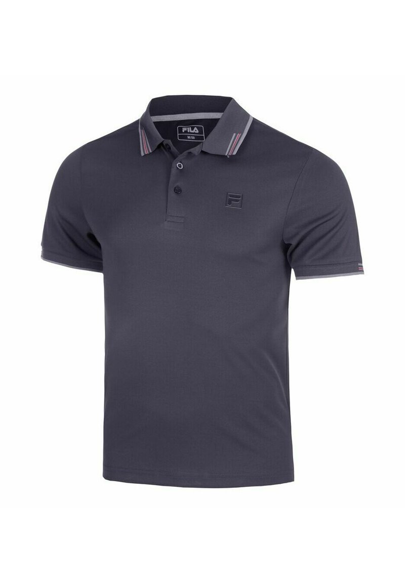Polo de color marino hecho de tela suave, con una tapeta de tres botones, acentos de cuello a rayas y un pequeño logo de la marca en el pecho.