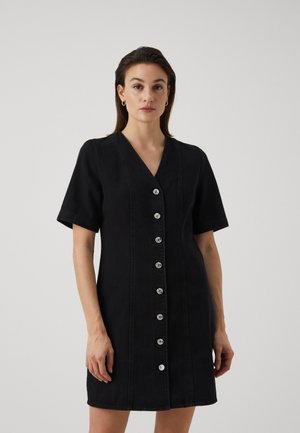 Robe en denim noir avec des manches courtes, un col en V et une fermeture à boutons à l'avant avec des boutons ronds et brillants. Coupe droite et longueur au genou.
