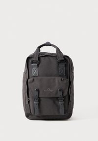 Schwarzer Canvas-Rucksack mit verstärkten Ecken, einer Frontklappen-Tasche, zwei verstellbaren Trägern und einem Oberhandgriff zum Tragen.
