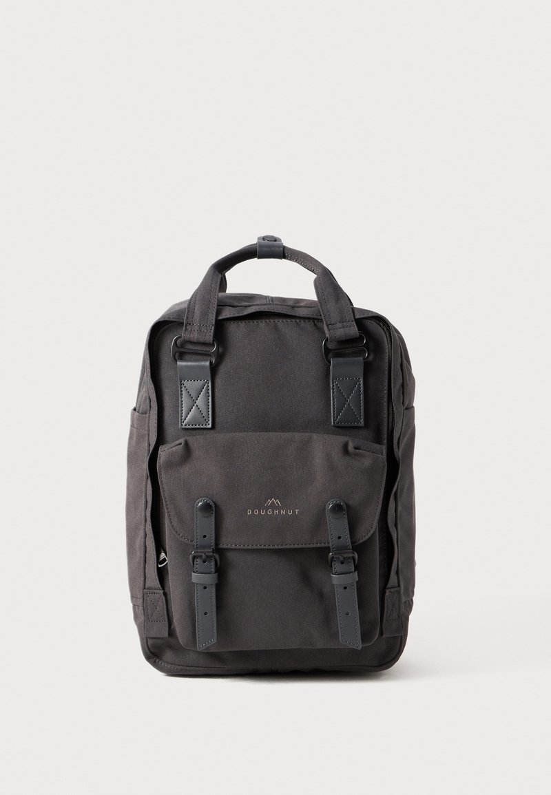 Schwarzer Canvas-Rucksack mit verstärkten Ecken, einer Frontklappen-Tasche, zwei verstellbaren Trägern und einem Oberhandgriff zum Tragen.