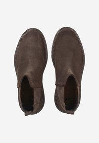 Brązowe zamszowe botki za kostkę z elastycznymi panelami po bokach i teksturowaną podeszwą. Charakteryzują się gładkim wykończeniem i przeszyciami wokół krawędzi.