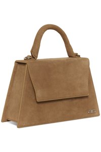 Rjav suede ročno izdelan nahrbtnik s strukturo trapezoidne oblike, zgornjo ročico, magnetskim zapiranjem in reliefno logotipno podrobnostjo na strani.