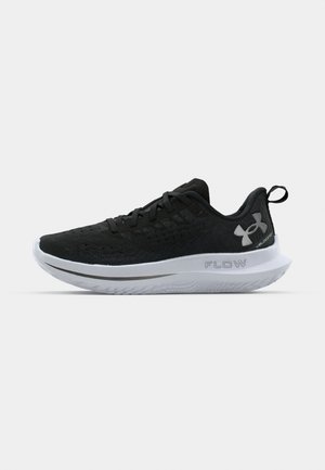 Czarne sportowe buty wykonane z materiału siateczkowego, z białą podeszwą środkową oznaczoną napisem "FLOW" oraz teksturowaną gumową podeszwą zewnętrzną. Zaokrąglony krój noska.