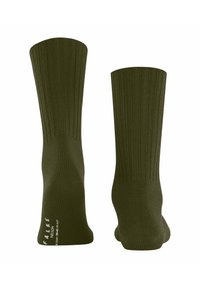 Olivgrüne gestrickte Socken mit vertikalen Rippen, verstärkter Zehen- und Ferse. Zeigt den Markennamen "FALKE" an der Seite.