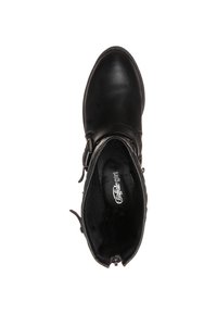 Botín negro de cuero hasta el tobillo con punta redondeada, superficie lisa, detalle de hebilla lateral y forro interior suave.