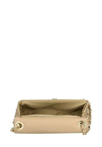 Borsa beige realizzata in materiale liscio, con dettagli in tono oro, tracolla a catena e un ampio interno con tasca con zip.