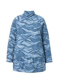 Tunica blu con motivo, caratterizzata da un colletto alto, maniche lunghe e un orlo a volant. Il design include strisce ondulate e varie trame.