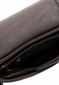 Borsa a mano in pelle marrone con superficie testurizzata. Presenta una chiusura con zip e scomparti interni per l'organizzazione.