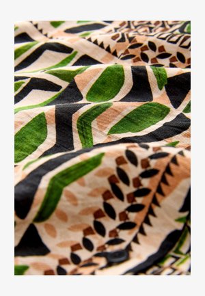 Tissu présentant un motif avec des feuilles vertes, des accents noirs et un fond beige. La texture semble douce et légèrement froissée.