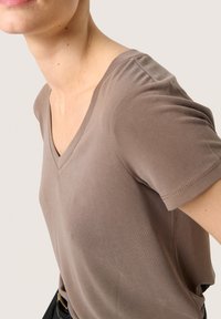 Soaked in Luxury COLUMBINE V-NECK - T-shirt - bas - morel