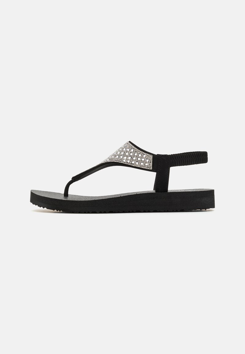 Svarte flip-flop sandaler med teksturert rem med sølvdetaljer, en polstret sort såle og en holdbar gummikonstruksjon.