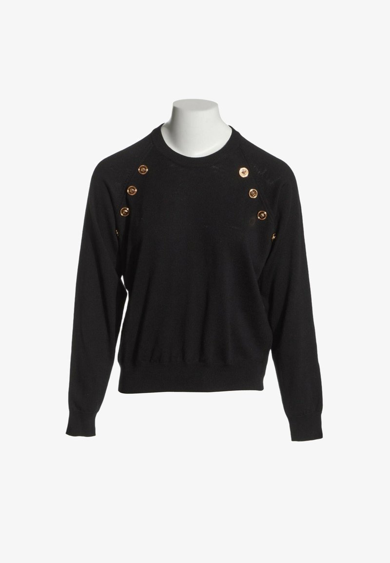 Pull noir à manches longues avec col rond et boutons décoratifs dorés sur les coutures des épaules présenté sur un buste de mannequin blanc.