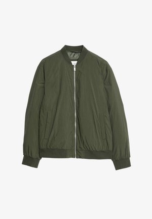 Chaqueta bomber verde oliva con cremallera frontal, cuello y puños acanalados, dos bolsillos laterales y un tejido ligero y texturizado.
