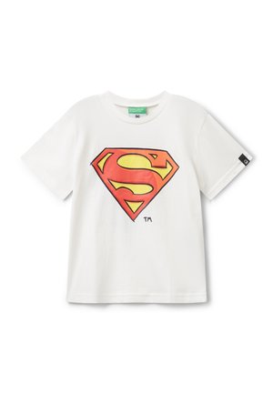 Weißes Baumwoll-T-Shirt mit einem roten und gelben Superman-Logo-Graphic auf der Vorderseite. Kurze Ärmel mit einem schwarzen Etikett an der Seite.