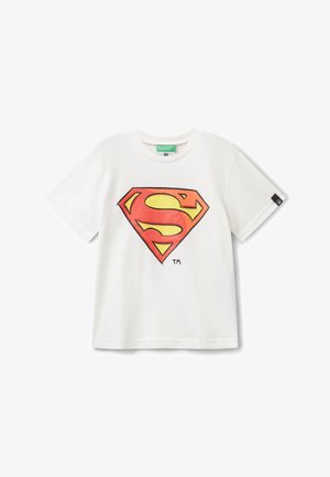 T-shirt bianco in cotone con una grafica del logo di Superman rosso e giallo sul davanti. Maniche corte con un'etichetta nera sul lato.