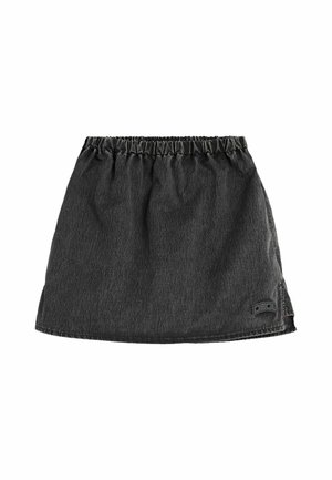 Zwarte denim minirok met gerimpelde elastische tailleband en een klein logopatch rechtsonder.